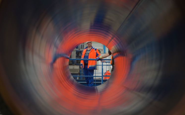 Im Beschichtungswerk für Pipeline-Rohre der Wasco Coatings Germanay GmbH in Mukran (Mecklenburg-Vorpommern) auf der Insel Rügen wird am 11.09.2017 die Ummantelung der Stahlrohre für die Ostsee-Gaspipeline Nord Stream 2 durchgeführt.