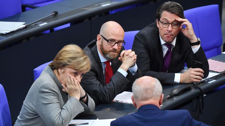 Bundeskanzlerin Angela Merkel (l-r, CDU), CDU-Generalsekretär Peter Tauber, der CDU-Abgeordnete Volker Kauder und CSU-Generalsekretär Andreas Scheuer sprechen bei der konstituierenden Sitzung des 19. Deutschen Bundestages am 24.10.2017 im Plenarsaal im Reichstagsgebäude in Berlin.
