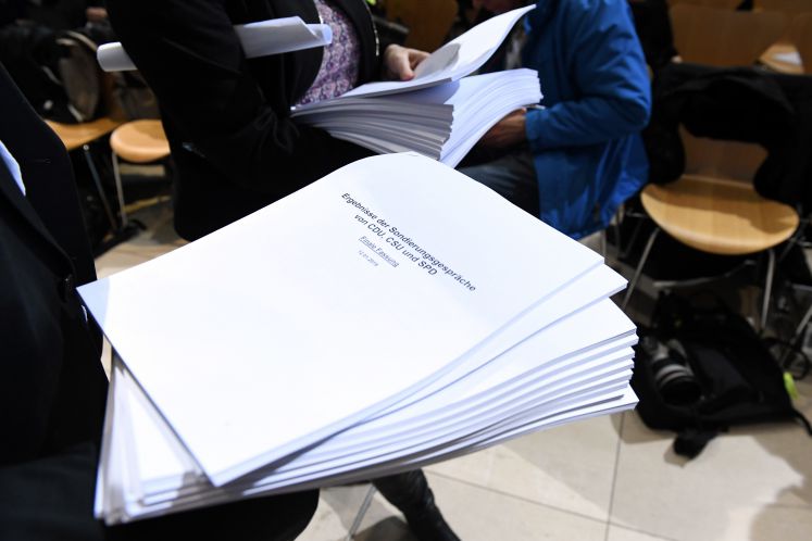 Die Finale Fassung der Ergebnisse der Sondierungsgespräche von CDU,CSU und SPD wird am 12.01.2018 im Willy-Brandt-Haus in Berlin bei einer Pressekonferenz verteilt.