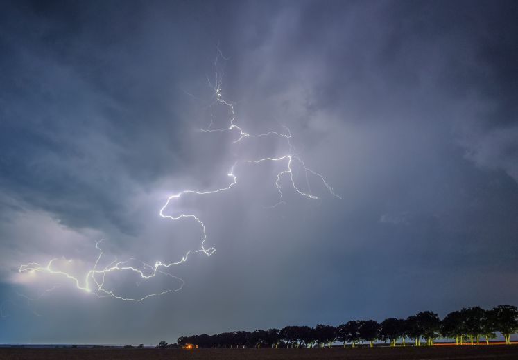 Ein Kugelblitz am Himmel.