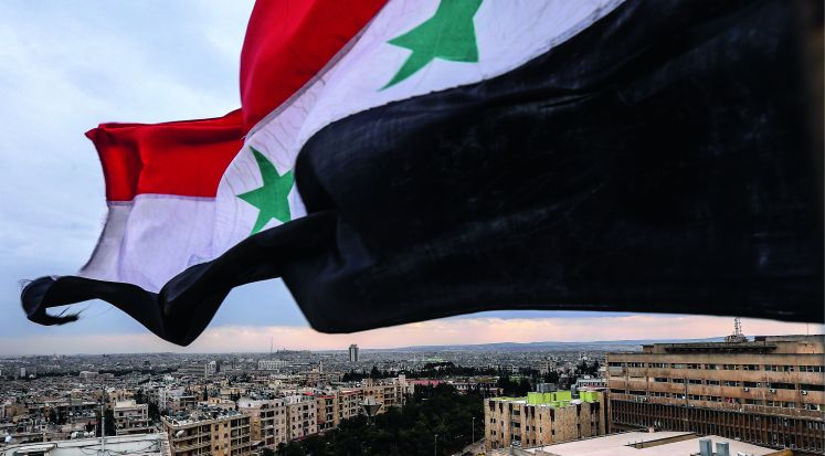 Panorama Blick auf Aleppo mit wehender Syrien-Fahne