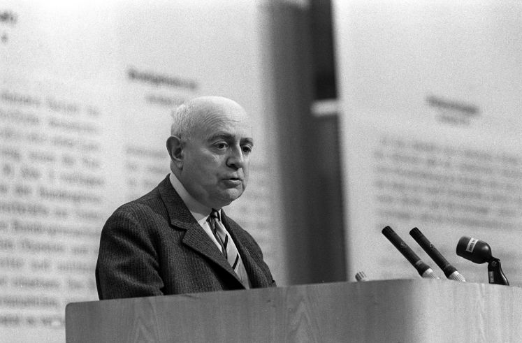 Der Soziologie-Professor Theodor Adorno am 28.05.1968 bei einer Veranstaltung gegen die Notstandsgesetzgebung im Großen Sendesaal des Hessischen Rundfunks in Frankfurt am Main bei seinem Vortra
