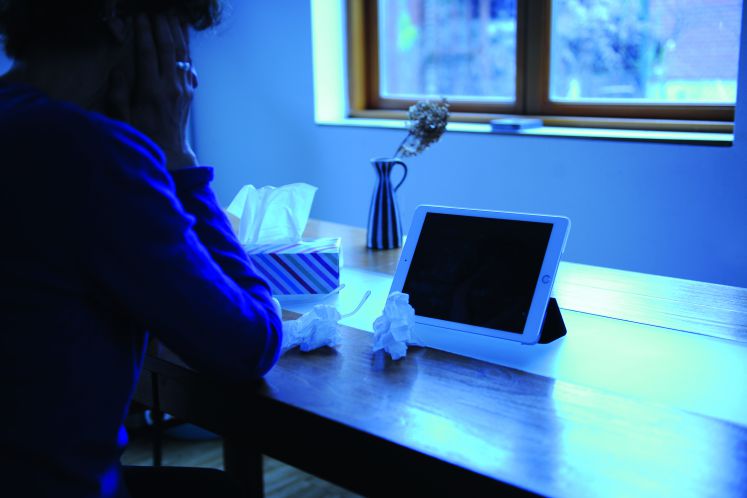 Seelischer kranker Mensch vor einem Apple-Mac