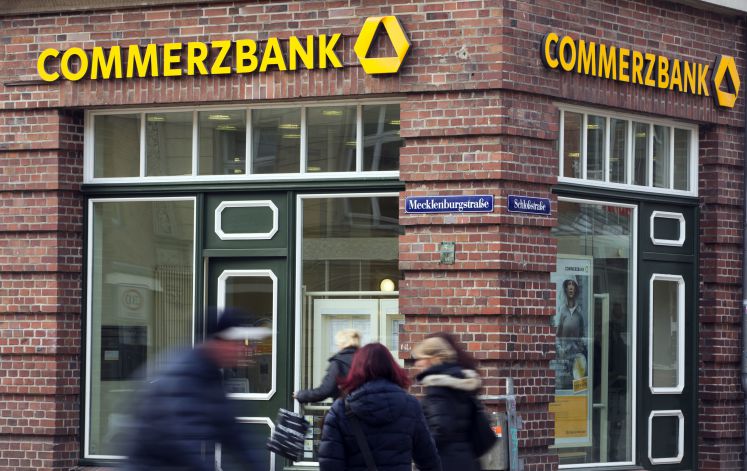Passanten vor einer Commerzbank-Filiale