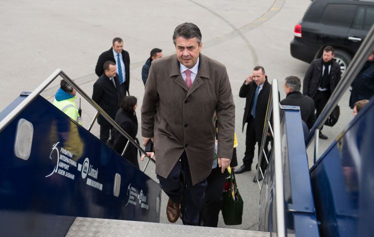 Sigmar Gabriel auf dem Weg vom Kosovo nach Bulgarien