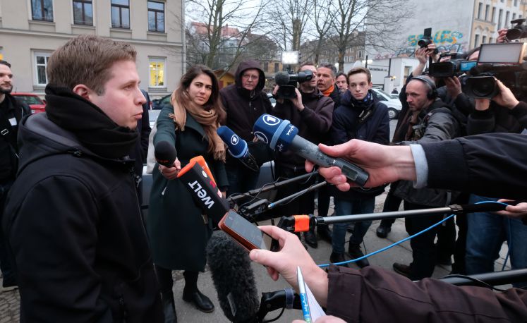 Juso-Vorsitzender Kevin Kühnert spricht in Fernsehmikrofone