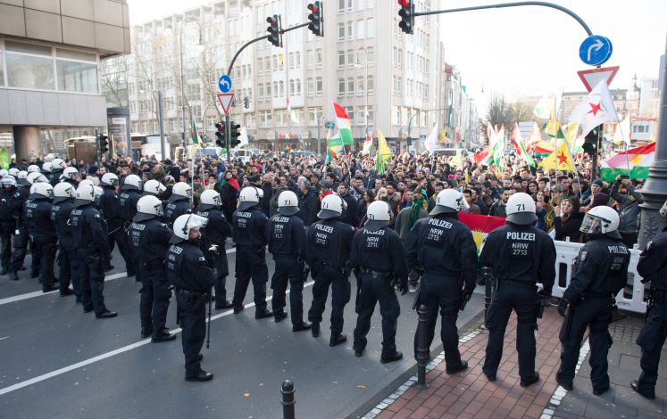 Polizeibeamte stoppen am 27.01.2018 in Köln (Nordrhein-Westfalen) eine Kurden-Demo gegen die türkische Militäroffensive in Nordsyrien.