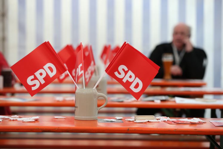 Leere Sitzreihen beim politischen Aschermittwoch der SPD in Bayern