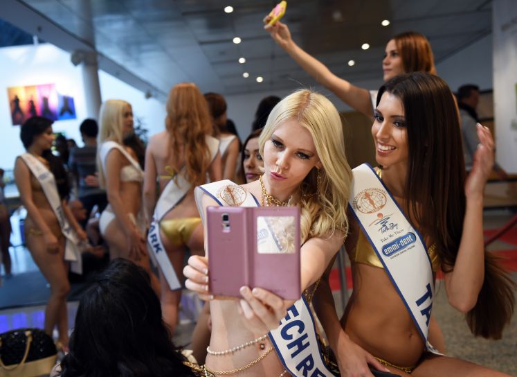 Kandidatinnen eines Schönheitspreises machen Fotos 