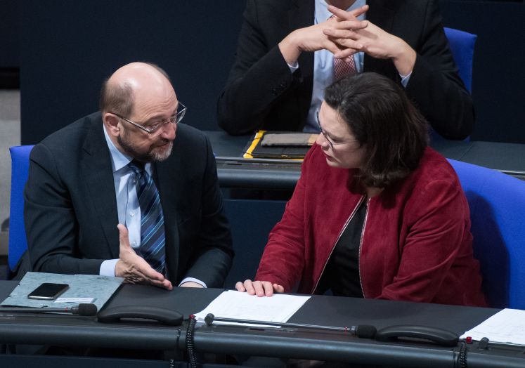 Martin Schulz, Vorsitzender der Sozialdemokratischen Partei Deutschlands (l, SPD), und Andrea Nahles, Vorsitzende der SPD-Bundestagsfraktion, unterhalten sich während der Plenarsitzung des Deutschen Bundestages in Berlin.