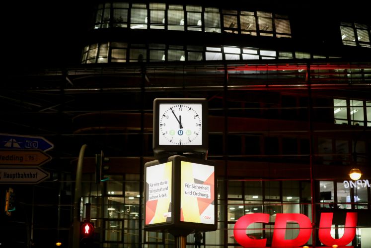 Kurz vor Zwölf zeigt die Uhr vor der CDU-Parteizentrale, dem Konrad-Adenauer-Haus, wo CDU, CSU und SPD um eine große Koalition gerungen haben