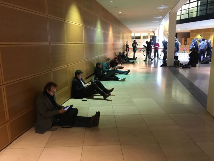 Wartende Journalisten mit Laptops