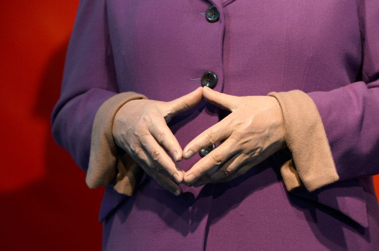Die Hände der Wachsfigur von Bundeskanzlerin Angela Merkel formen am in Berlin im Wachsfigurenkabinett Madame Tussauds eine Raute
