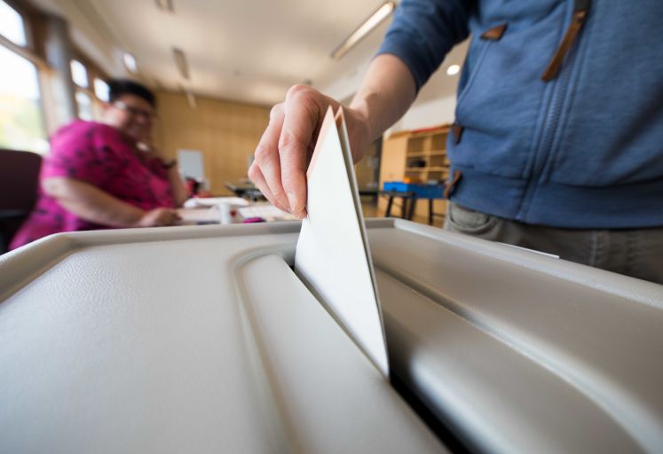 Ein Mann wirft am 24.09.2017 in Frankfurt am Main (Hessen) seinen Stimmzettel zur Bundestagswahl in eine Wahlurne.