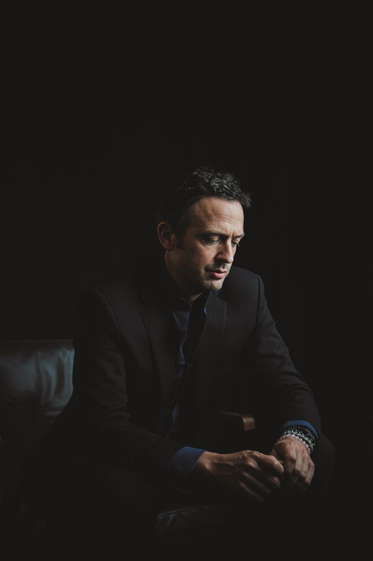 Till Brönner sitzt auf einem Sessel und blickt zu Boden
