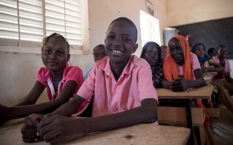 Schüler verfolgen am 10.10.2016 in Niamey im Niger den Unterricht in der Grundschule Goudell II.