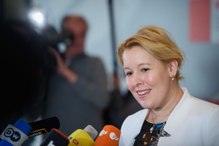Familienministerin Franziska Giffey spricht in Fernseh-Mikrofone