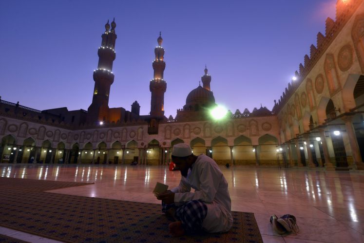 Ein Mann liest in einer Kairoer Moschee im Koran
