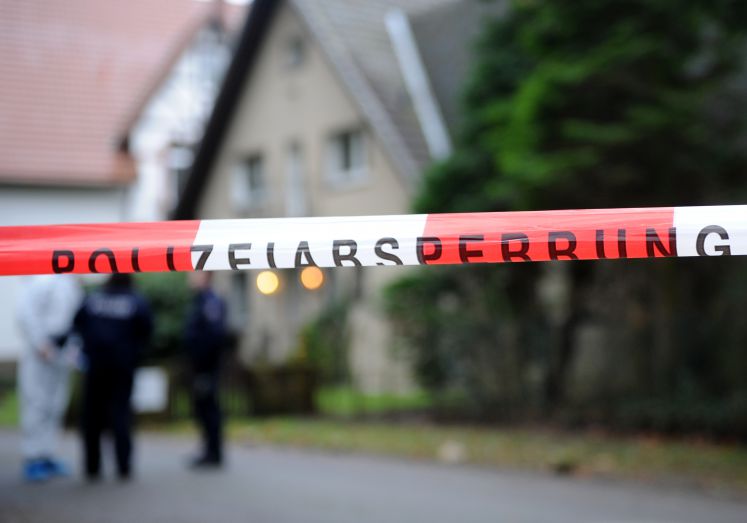 Ein Absperrband der Polizei vor einem Tatort