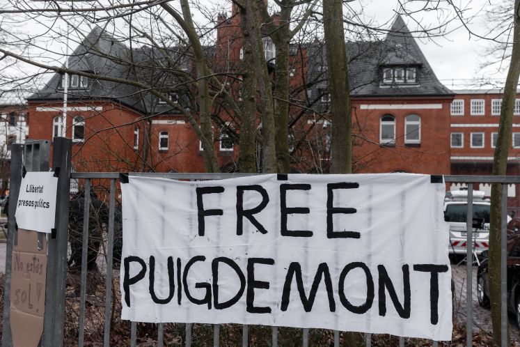 Ein Transparent mit der Aufschrift "Free Puigdemont" hängt am Zaun der Justizvollzugsanstalt, in die der ehemalige katalanische Regionalpräsident Puigdemont am Vortag gebracht wurde.