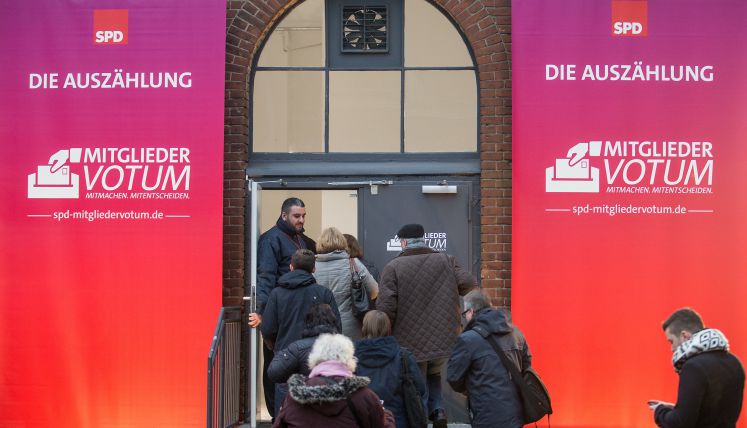 SPD-Mitglieder auf dem Weg zur Auszählung des Mitgliederentscheids