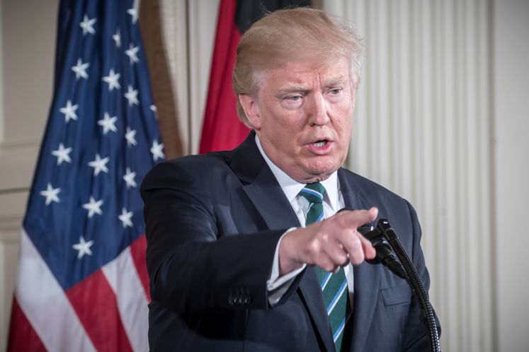 Donald Trump zeigt mit dem Zeigefinger ins Publikum