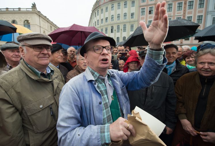 Der Dresdner Kabarettist Uwe Steimle steht auf dem Neumarkt in Dresden