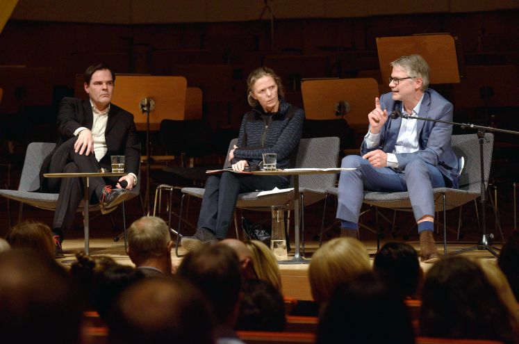 08.03.2018, Sachsen, Dresden: Schriftsteller Uwe Tellkamp (l) und Dichter Durs Grünbein sitzen bei der Diskussionsveranstaltung "Streitbar!" mit Moderatorin Karin Großmann, Cefreporterin der Sächsischen Zeitung im Kulturpalast auf der Bühne