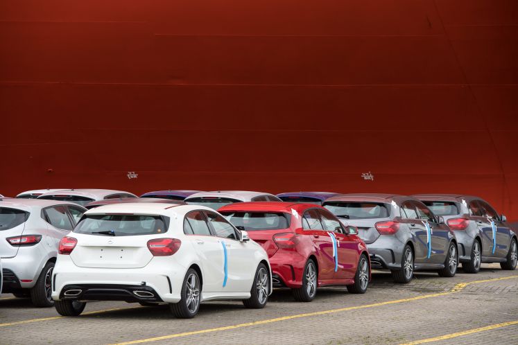 Neuwagen beim Verladen in Bremerhaven