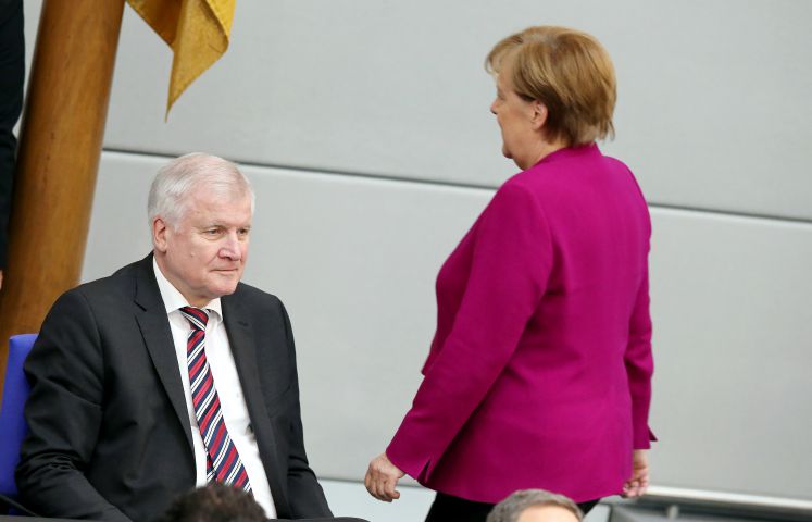Bundeskanzlerin Angela Merkel (CDU) geht im Deutschen Bundestag, vor ihrer ersten Regierungserklärung nach ihrer Wiederwahl zur Regierungschefin, an Horst Seehofer (CSU)