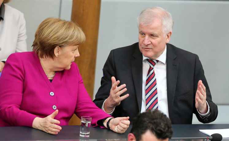 Bundeskanzlerin Angela Merkel (CDU) unterhält sich im Deutschen Bundestag, vor ihrer ersten Regierungserklärung nach ihrer Wiederwahl zur Regierungschefin, mit Horst Seehofer (CSU), Bundesinnenminister.