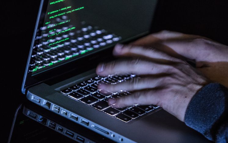 Hacker tippt auf Tastatur