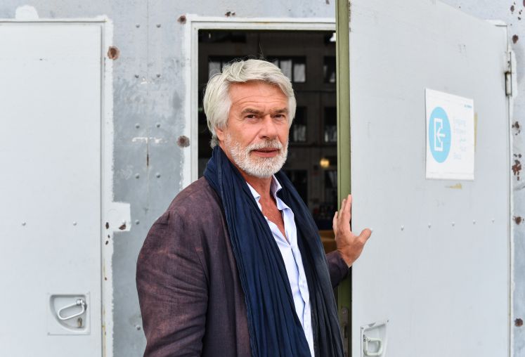 Chris Dercon, der frühere Intendant der Volksbühne, steht am 07.09.2017 in Berlin am Rande eines Pressetermins zu "Fous de danse" am ehemaligen Flughafen in Tempelhof. 