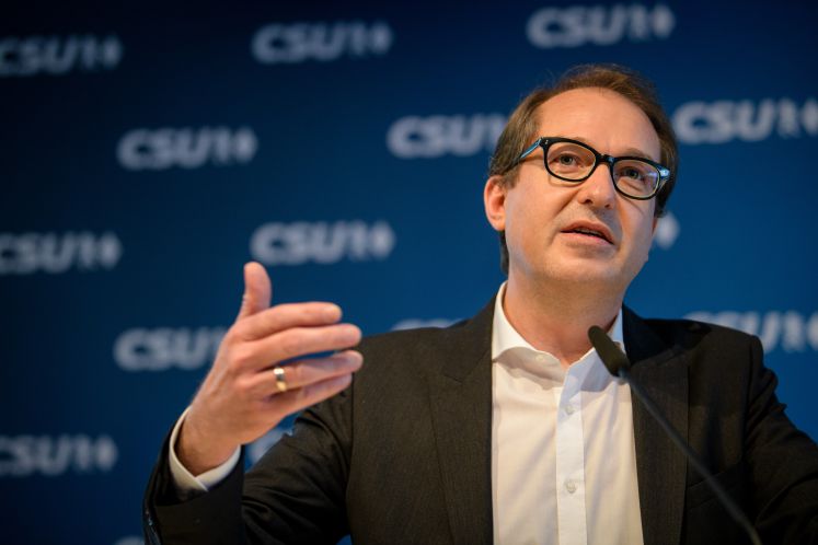  Alexander Dobrindt, CSU-Landesgruppenchef, spricht im Anschluss an eine CSU-Vorstandssitzung auf einer Pressekonferenz.