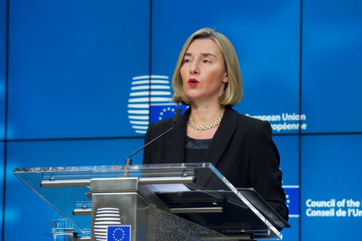 Federica Mogherini steht vor einem Pult und hält eine Rede