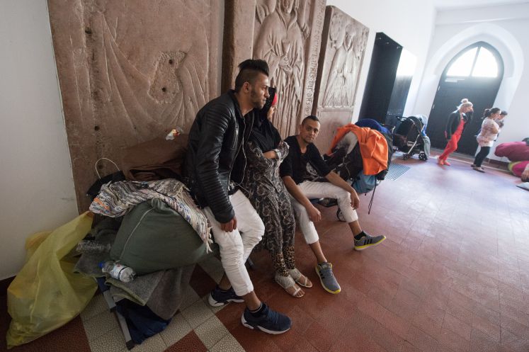 Flüchtlinge sind am 06.07.2016 in einem Nebenraum im Dom St. Peter in Regensburg (Bayern) untergebracht.