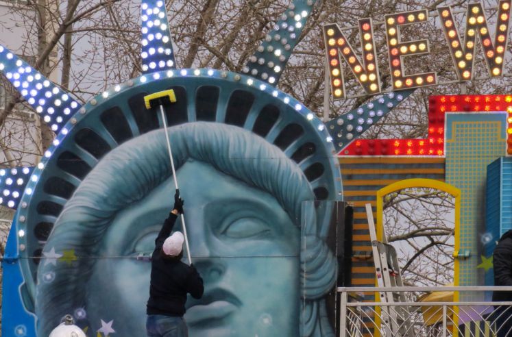 Eine Fassade mit dem Abbild der New Yorker Freiheitsstatue in Berlin