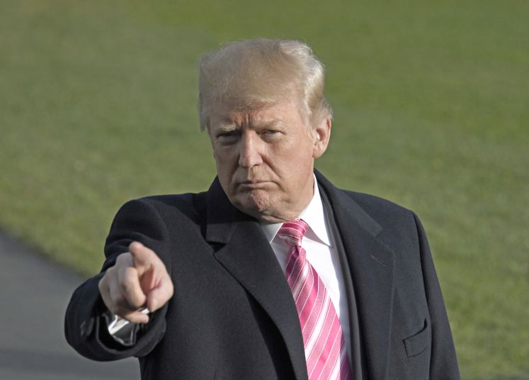 Donald Trump zeigt mit dem Zeigefinger auf etwas