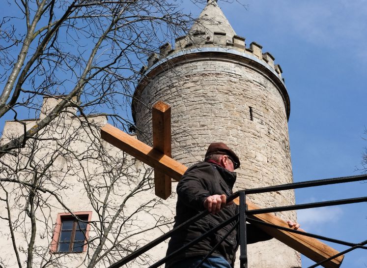  Gläubige aus ganz Thüringen kommen bei einer ökumenischen Kreuz-Prozession der Kirchen der Region auf die Leuchtenburg. In Thüringen gedenken die Christen am Karfreitag der Leidenszeit und des Todes Jesu mit einer großen ökumenischen Prozession. Sie führt die Gläubigen von Seitenroda auf die 400 Meter hoch gelegene mittelalterliche Leuchtenburg.