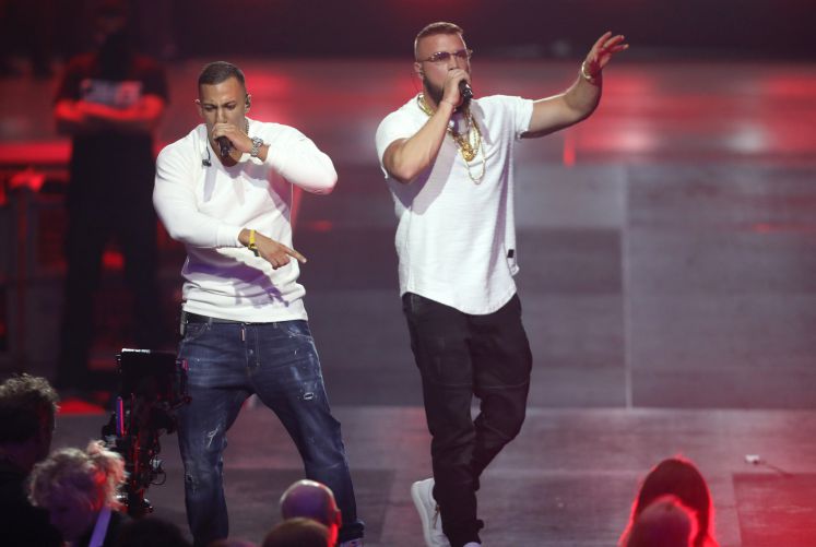 Die Rapper Kollegah (r) und Farid Bang singen bei der 27. Verleihung des Deutschen Musikpreises Echo.