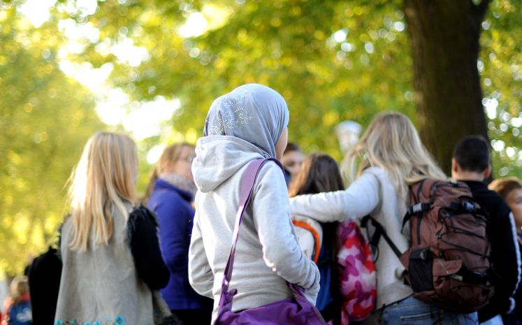 Schülerin mit Kopftuch