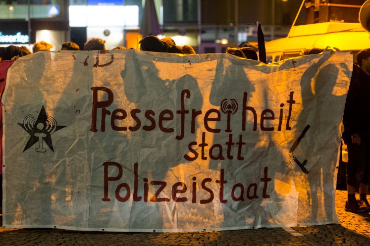 Anhänger der linken Szene halten am 09.09.2017 bei einer Demonstration in Freiburg (Baden-Württemberg) ein Banner mit der Aufschrift «Pressefreiheit statt Polizeistaat»