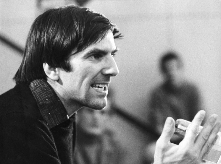 Der Studentenführer und Ideologe des Sozialistischen Deutschen Studentenbundes (SDS), Rudi Dutschke, am 6. März 1968 in der Aula der Halenpaghenschule im niedersächsischen Buxtehude am Rednerpult. 