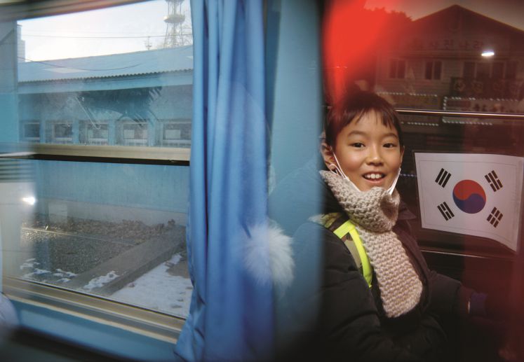 Ein junger Südkoreaner zeigt seine  Landesflagge während einer Busfahrt nahe der Demarkationslinie