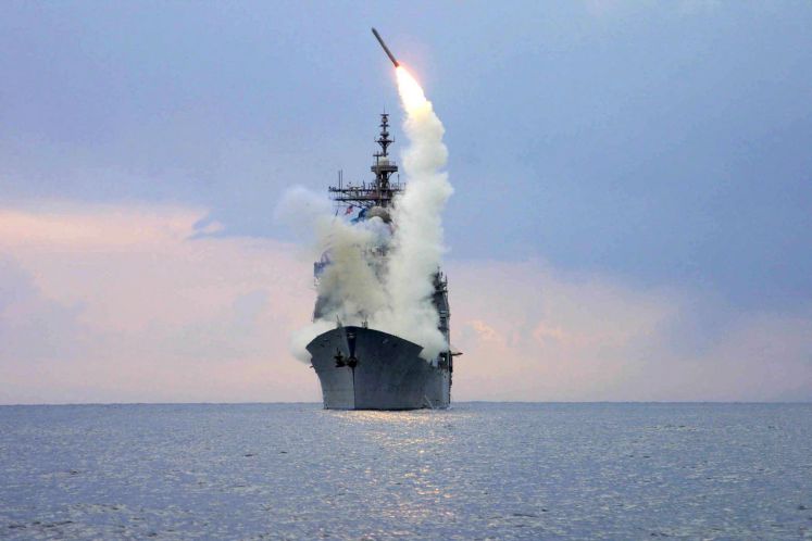 Eine Tomahawk-Rakete wird von einem Schiff aus abgeschossen