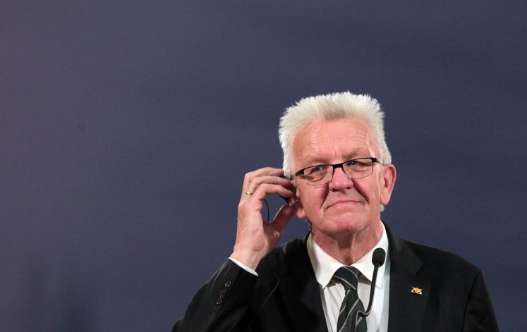 Winfried Kretschmann (Bündnis 90/Die Grünen, Ministerpräsident von Baden-Württemberg, spricht bei einer Pressekonferenz mit dem Staatspräsident von Serbien Vucic
