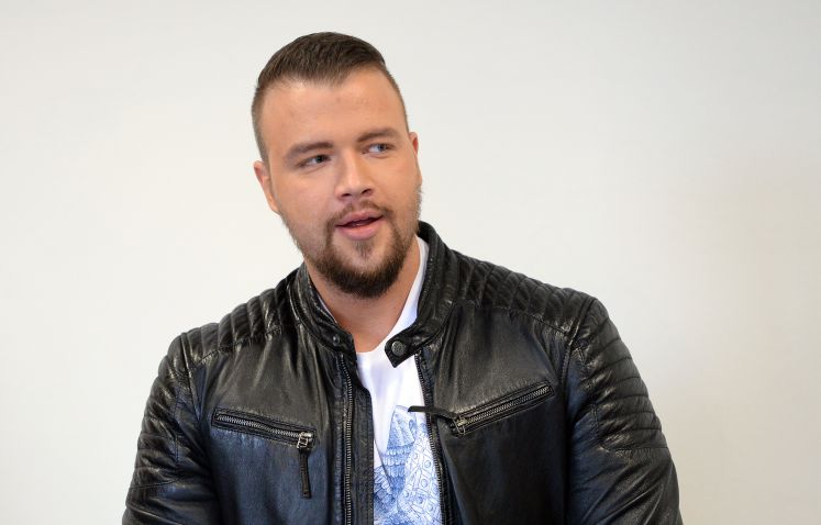 Der deutsche Rapper "Kollegah" (r; bürgerlicher Name: Felix Blume) steht am 16.03.2015 im Verhandlungssaal im Landgericht in Traunstein (Bayern). Kollegah steht wegen einer Disco-Schlägerei erneut vor Gericht. Der 30-Jährige muss sich wegen gefährlicher Körperverletzung verantworten. 