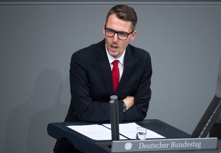 Lars Castellucci (SPD) spricht am bei der Debatte über den Schutz und die Aussetzung von Abschiebungen von Flüchtlingen aus Afghanistan im Deutschen Bundestag in Berlin