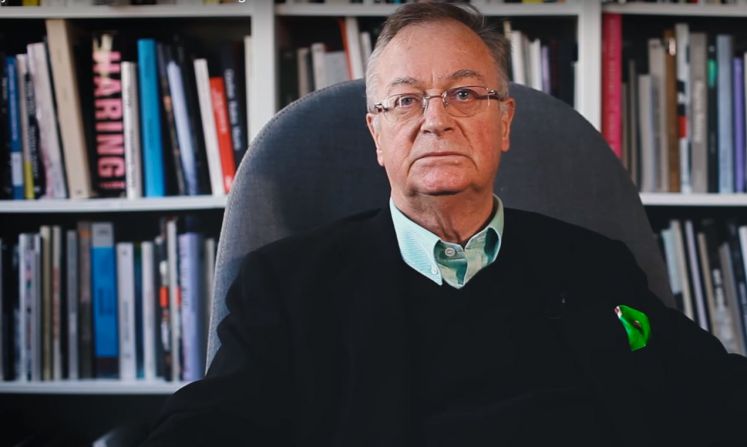 Frank A. Meyer in seinem Sessel vor der Bücherwand des Cicero