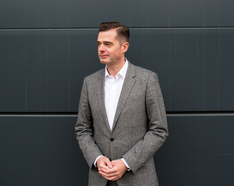 Porträt Mike Mohring mit gefalteten Händen